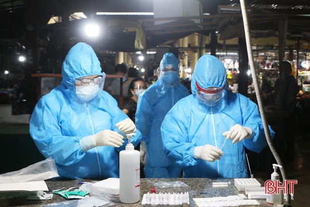 TP Hà Tĩnh tiến hành test nhanh cho các tiểu thương kinh doanh tại chợ TP Hà Tĩnh và chợ Vườn Ươm.
