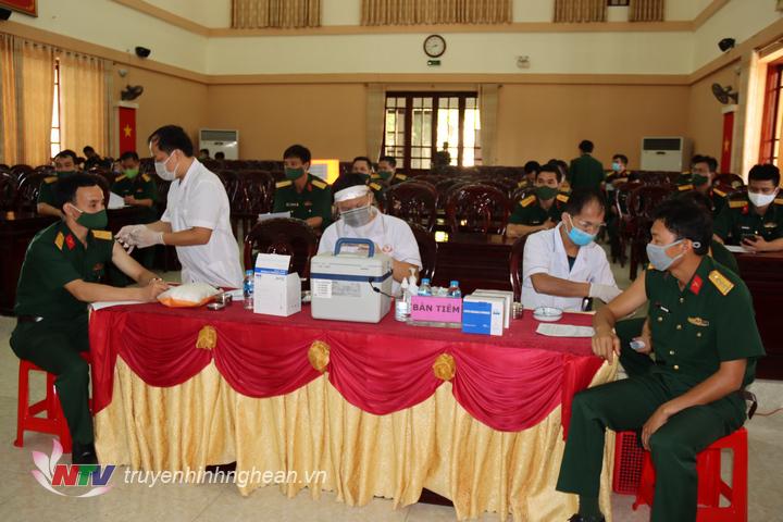 300 cán bộ, chiến sỹ Bộ CHQS tỉnh được tiêm vaccine phòng Covid-19