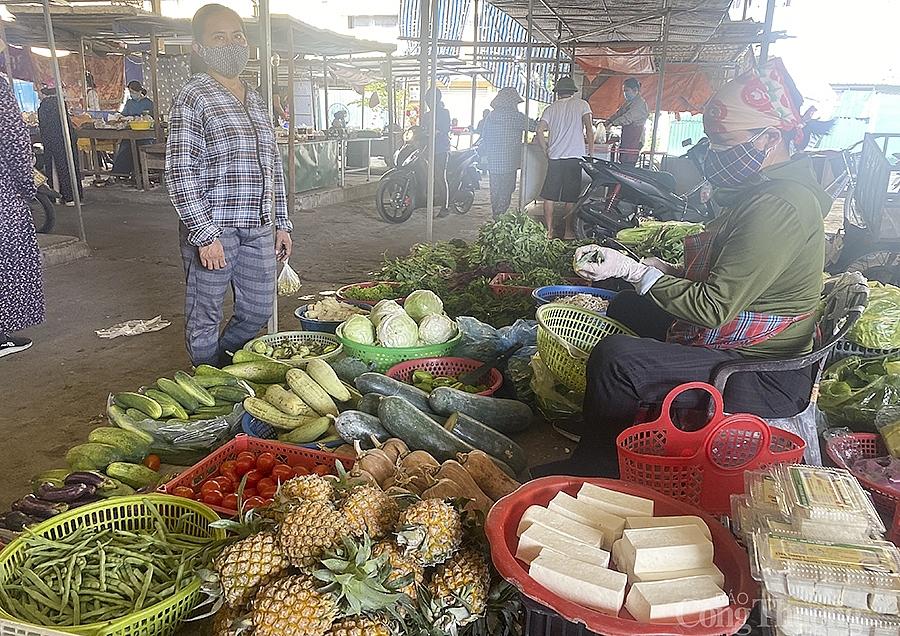 Giá rau củ quả tại chợ tăng khoảng 30% so với ngày hôm qua.