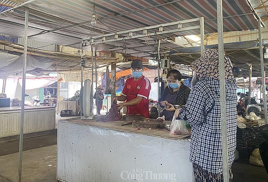  Quầy bán thịt bò trong chợ Vinh Tân (TP. Vinh) hết sạch từ 8h sáng.