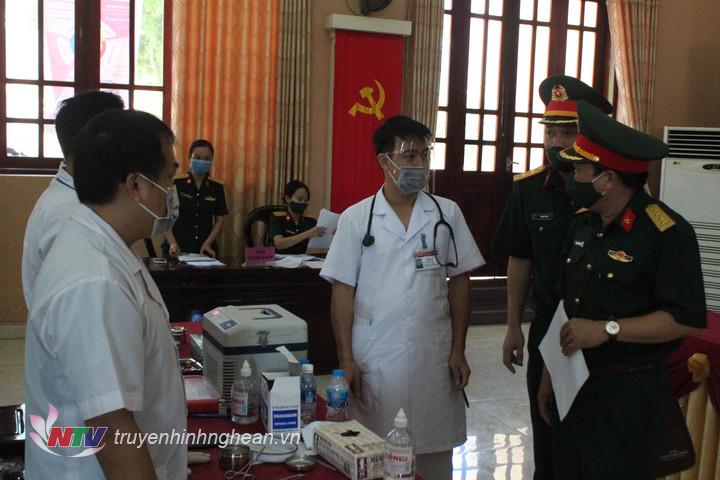 kiểm tra tiến độ tiêm phòng vắc xin tại BCH Quân sự tỉnh Nghệ An. 