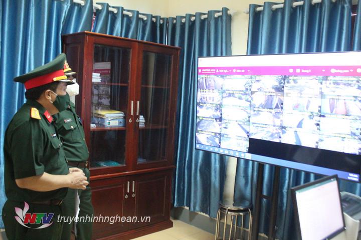 Đồng chí Đại tá Nguyễn Thanh Vân, Chủ nhiệm Hậu cần, Phó Trưởng ban thường trực Ban Chỉ đạo phòng, chống dịch Covid-19 Quân khu 4 đang kiểm tra trung tâm điều hành phòng, chống dịch Covid-19 tại BCH Quân sự.