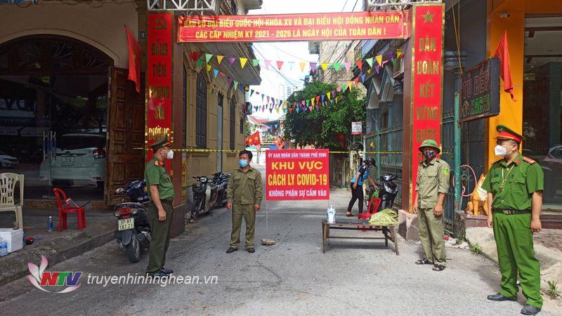 Công an TP Vinh đảm bảo an toàn phòng chống dịch khu vực phong tỏa phường Hà Huy Tập