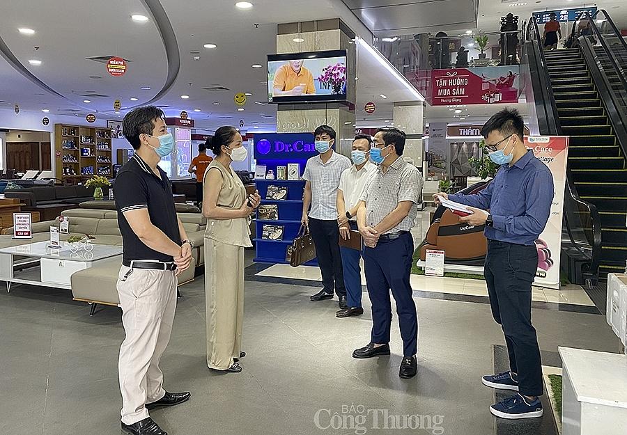 Đoàn kiểm tra việc phòng chống dịch tại siêu thị Hương Giang trên đường Trần Phú Tp.Vinh (Nghệ An)