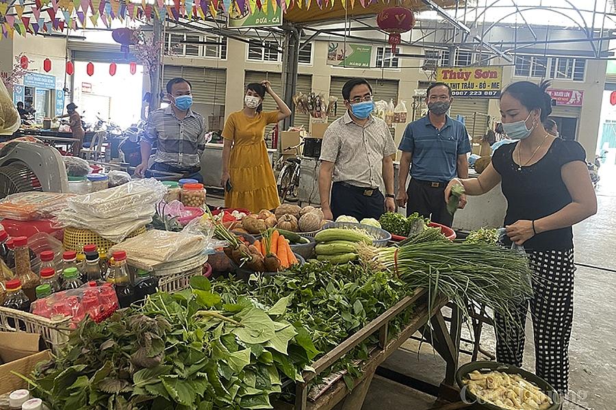Đoàn Sở Công thương kiểm tra công tác phòng dịch tại chợ Sen, Nam Đàn (Nghệ An).