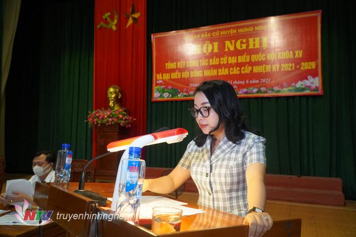 Đồng chí Nguyễn Thị Thơm, Tỉnh ủy viên, Bí thư huyện ủy Hưng Nguyên phát biểu và chỉ đạo hội nghị.