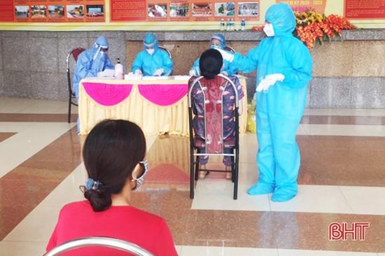  Cán bộ y tế thị xã Hồng Lĩnh tiến hành test nhanh cho người dân.