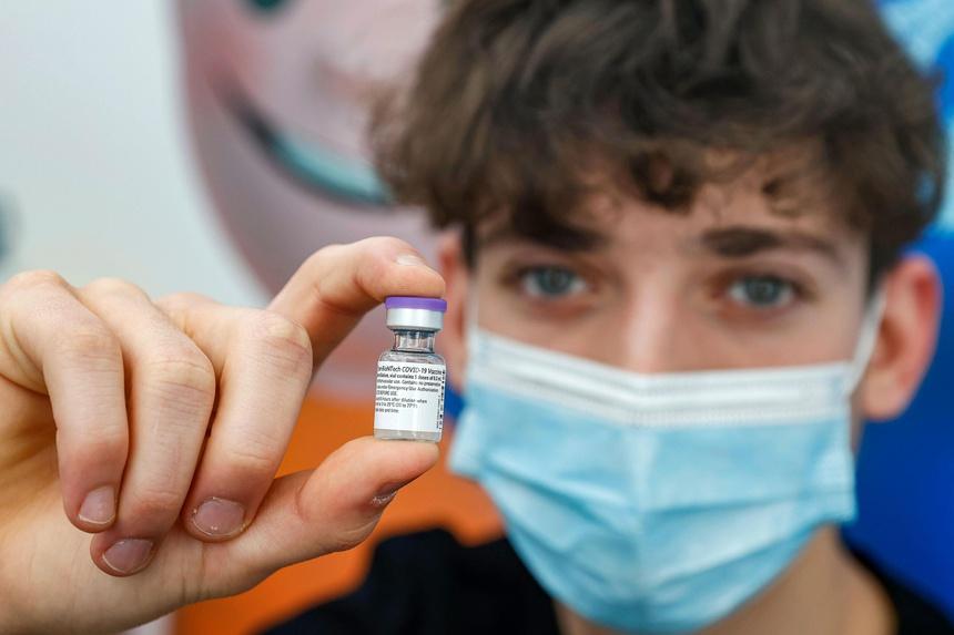 Vaccine Covid-19 của Pfizer là loại duy nhất được phép tiêm cho trẻ 16-17 tuổi ở Mỹ. Ảnh: AFP.
