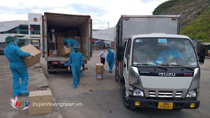 Bộ đội Biên phòng giúp chuyển số hàng lên xe giúp các bạn Lào