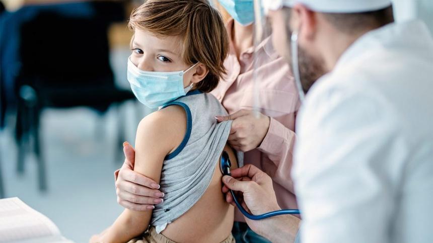 Thanh, thiếu niên tại Mỹ dễ gặp tác dụng phụ hơn người lớn khi tiêm vaccine của Pfizer. Ảnh: Getty Images.