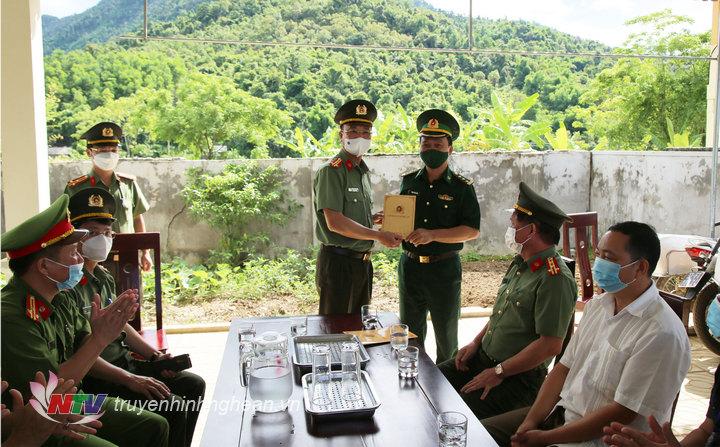 Công an tỉnh Nghệ An tặng quà đồn biên phòng Tri Lễ, huyện Quế Phong.