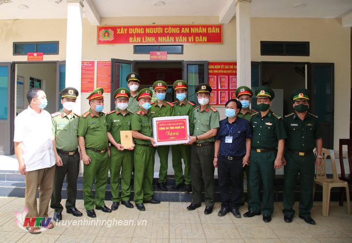 Đại tá Phạm Thế Tùng, Giám đốc Công an tỉnh tặng quà cho Công an xã Tri Lễ, huyện Quế Phong.
