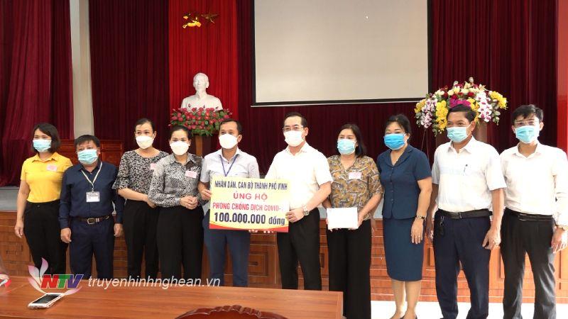 TP Vinh trao quà hỗ trợ phòng chống Covid-19 cho phường Hà Huy Tập