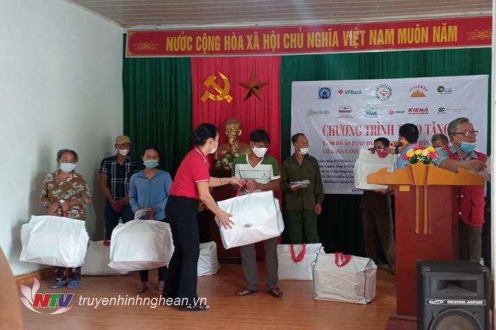 Trao áo phao cho ngư dân tại xã Diễn Ngọc, Diễn Châu.