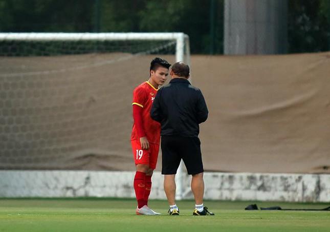 HLV Park Hang-seo trao đổi với Quang Hải ở buổi tập tối 12/6. Anh sẽ trở lại trong trận đấu sắp tới với UAE. 