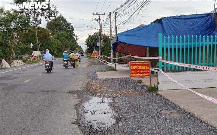  Khu dân cư ở ấp Phú Thuận, xã Long Khánh, thị xã Cai Lậy bị phong tỏa.