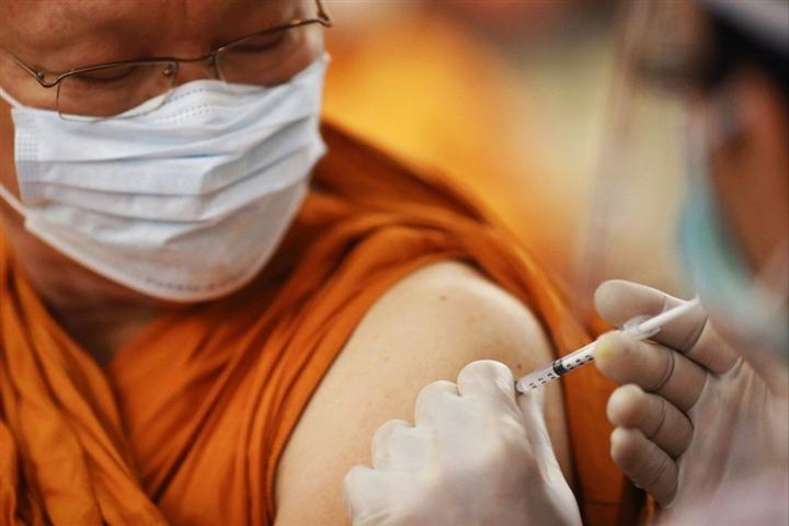 Tiêm vaccine COVID-19 ở Thái Lan. (Ảnh: Reuters)