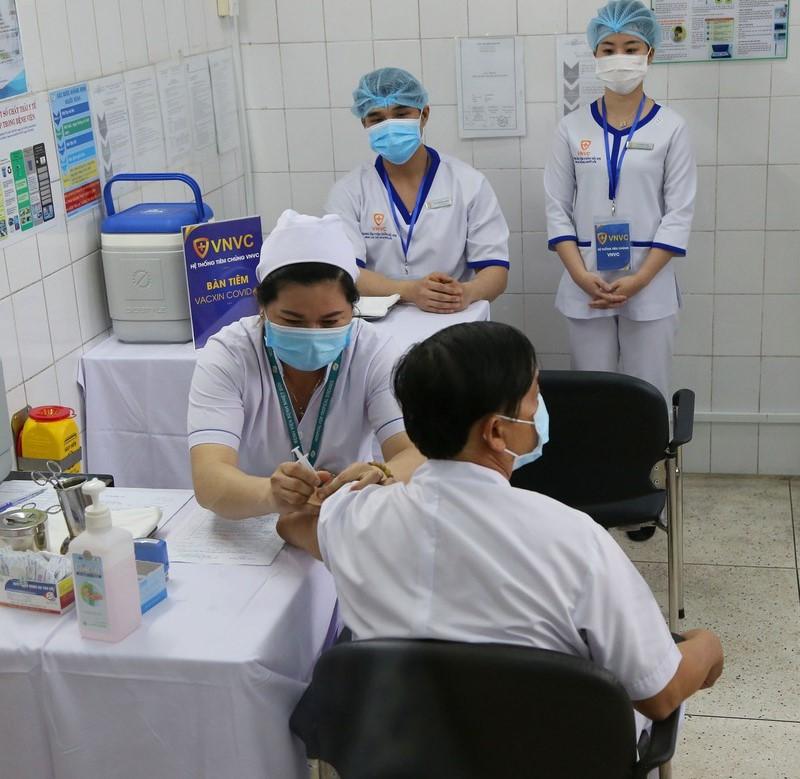 Nhân viên Bệnh viện Bệnh Nhiệt đới TP.HCM đang được tiêm ngừa vaccine COVID-19. 