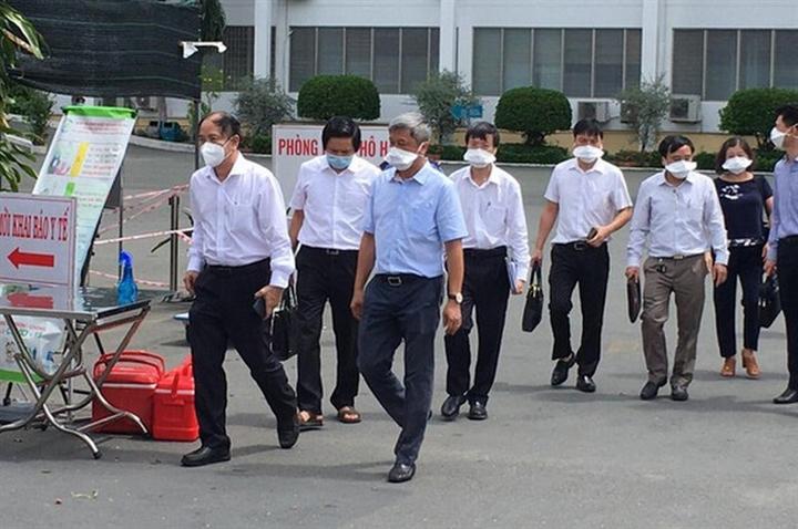 Thứ trưởng Bộ Y tế Nguyễn Trường Sơn đến Bệnh viện Bệnh Nhiệt đới TP.HCM chỉ đạo công tác phòng chống dịch.