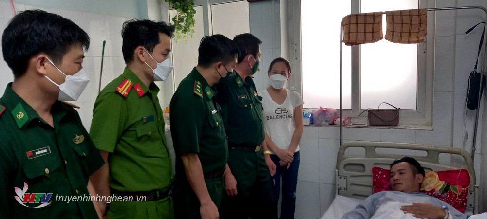  Đoàn công tác Bộ đội Biên Nghệ An thăm hỏi  Đại uý Phan Linh Tâm