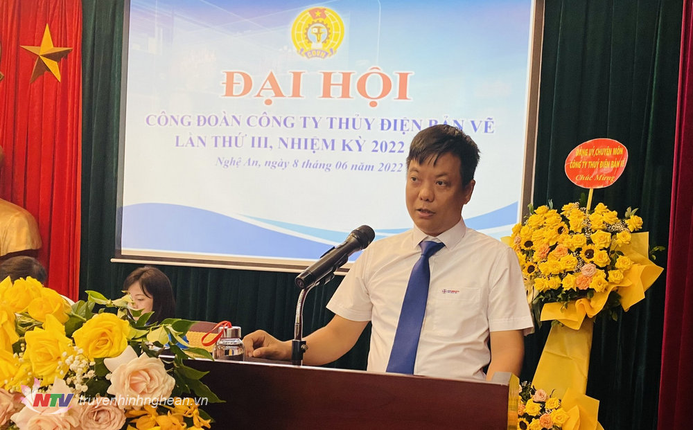 Đồng chí Tạ Hữu Hùng - Bí thư Đảng uỷ Công ty phát biểu chỉ đạo tại Đại hội