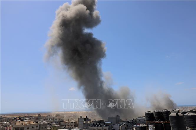 Khói bốc lên sau một cuộc không kích do Israel tiến hành tại Dải Gaza ngày 20/5/2021. Ảnh tư liệu: AFP/TTXVN