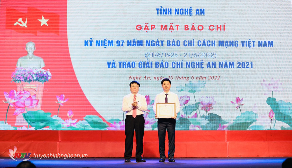 Thừa ủy quyền của Chủ tịch Hội Nhà báo Việt Nam đã trao Bằng khen cho đồng chí Trần Minh Ngọc - Chủ tịch Hội nhà báo Việt Nam.