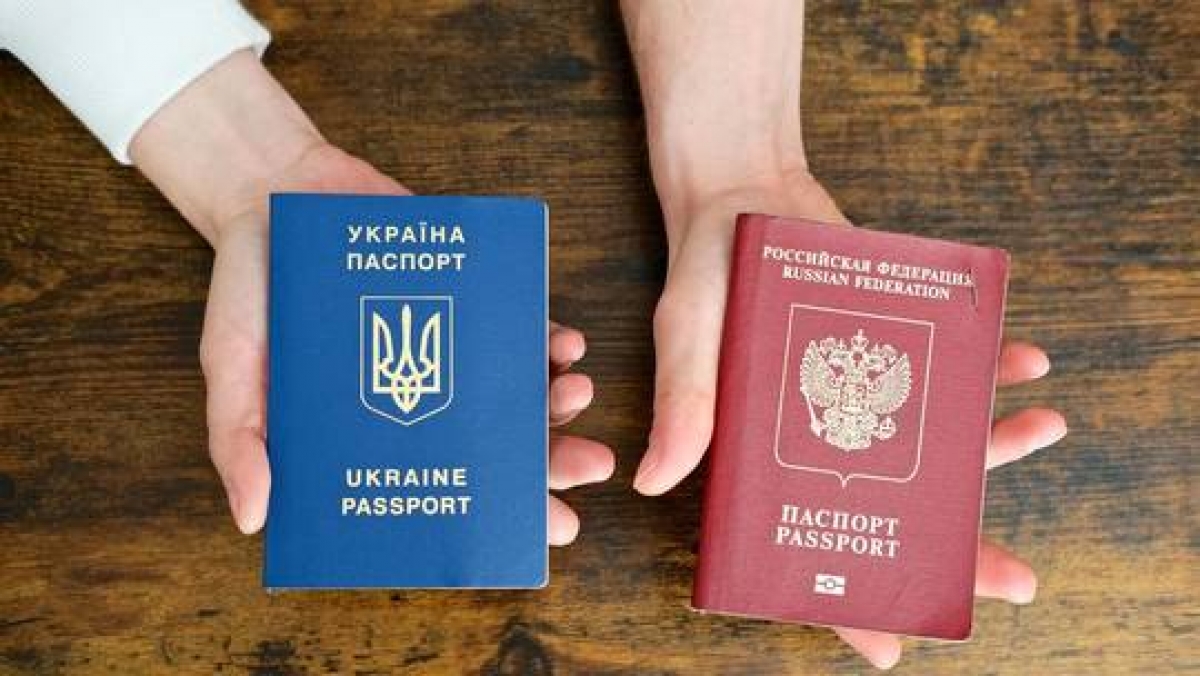 Hộ chiếu Nga và hộ chiếu Ukraine. Ảnh: Global Look Press