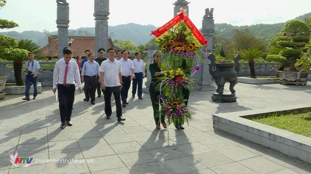 Chủ tịch UBND tỉnh Thái Thanh Quý dâng hương tri ân các anh hùng liệt sỹ