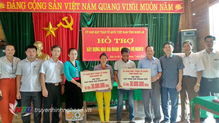 Bà Võ Thị Minh Sinh Chủ tịch Mặt trận tổ quốc Việt Nam tỉnh Nghệ An, cùng đoàn công tác trao 60 triệu đồng hỗ trợ làm nhà ở cho bản Na Bè xã Xá Lượng huyện Tương Dương.