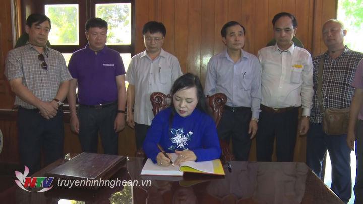 Bộ trưởng Bộ y tế Nguyễn Thị Kim Tiến ghi sô lưu niệm.