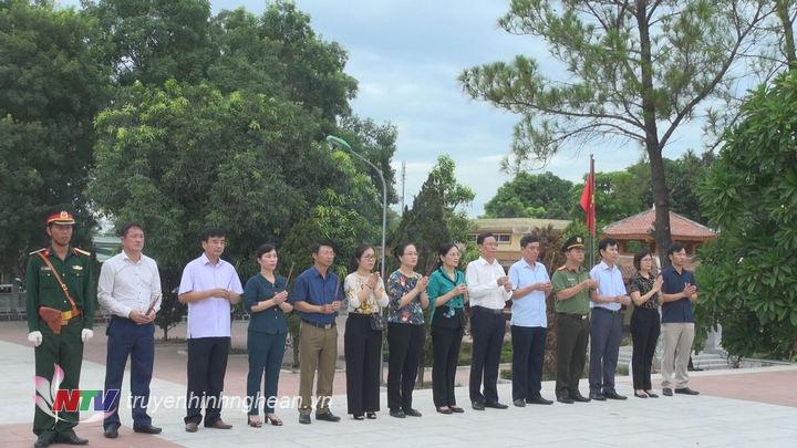 Phó Chủ tịch HĐND tỉnh Cao Thị Hiền dâng hương tại nghĩa trang liệt sỹ huyện Nghi Lộc