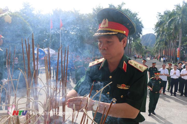 Trung tướng Đỗ Căn cùng đoàn công tác thắp hương tưởng niệm Chủ tịch Hồ Chí Minh các liệt sĩ tại Nghĩa trang Quốc tế Việt Lào.