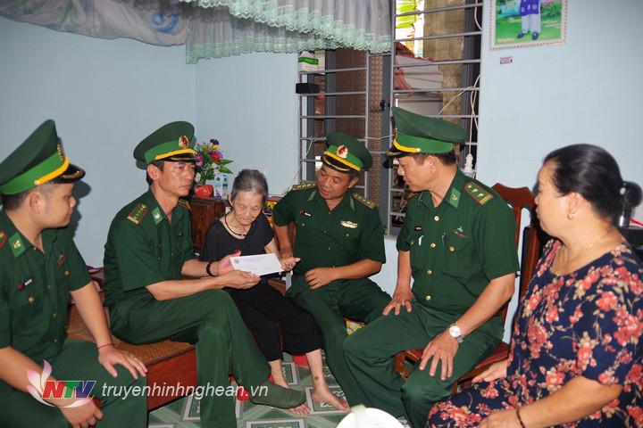 Đoàn công tác thăm, tặng quà Mẹ Việt Nam Anh hùng 