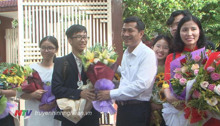 Nghệ An đón Học sinh đoạt huy chương Đồng Olympic Sinh học quốc tế