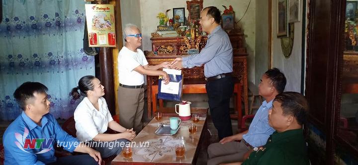 Đoàn đã vào thăm và tặng quà cho ông Phạm Văn Việt ở thôn 4 xã Vĩnh Sơn là thương binh 65%