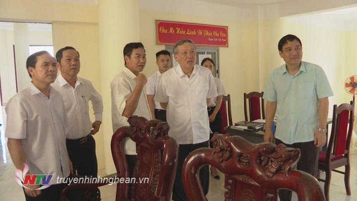 Chánh án Tòa án nhân dân tối cao Nguyễn Hòa Bình trao đổi với lãnh đạo Tòa án nhân dân tỉnh Nghệ An.
