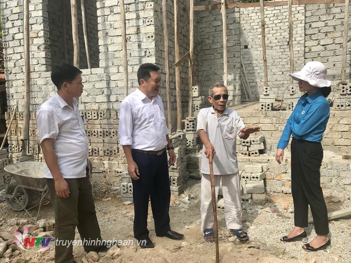 Đồng chí Chủ tịch UB MTTQ thị xã kiểm tra tiến độ xây dựng nhà hộ nghèo ở xã Quỳnh Lập.