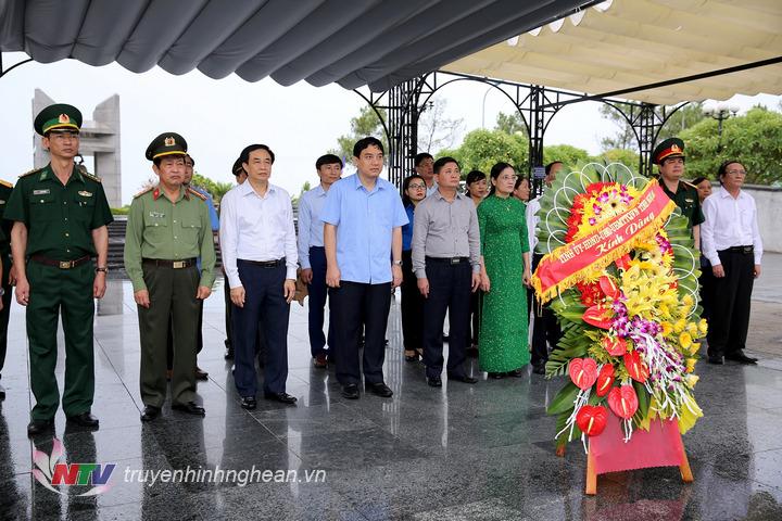 Đoàn đại biểu Nghệ An dâng hương tưởng niệm các anh hùng liệt sĩ tại nghĩa trang Quốc gia Trường Sơn và Đường 9