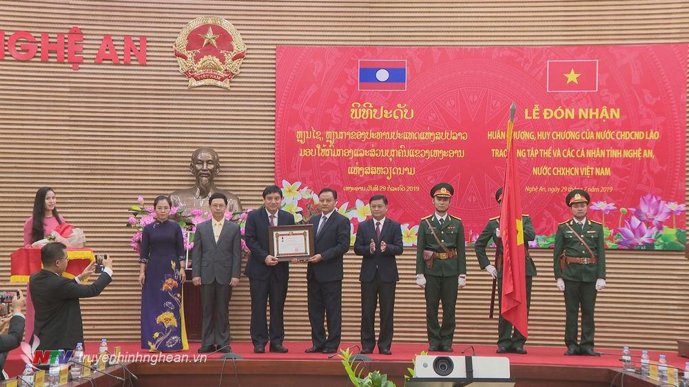 CHDCND Lào trao tặng Huân chương Lao động hạng Nhất cho Đảng bộ, chính quyền và nhân dân Nghệ An