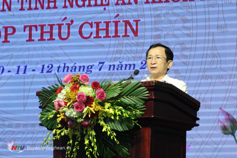 Ông Đinh Viết Hồng UBND tỉnh trình bày báo cáo tóm tắt nội dung tờ trình, dự thảo Nghị quyết do UBND tỉnh trình kỳ họp.