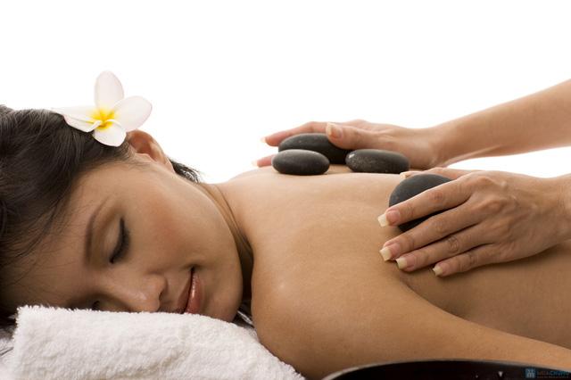 Massage bằng đá nóng bao gồm đá bazan được nung nóng trong nước nóng và đặt vào từng phần của cơ thể.
