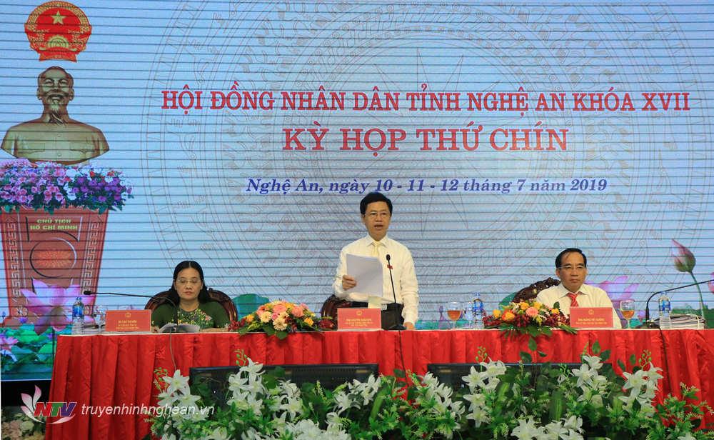Chủ tịch HĐND tỉnh Nguyễn Xuân Sơn điều hành nội dung công tác nhân sự thuộc thẩm quyền tại kỳ họp. 