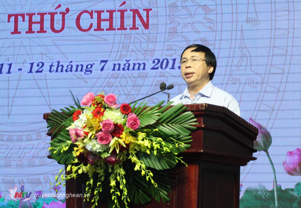 Ông Phạm Văn Hóa đọc tờ trình cho thôi làm nhiệm vụ đại biểu HĐND tỉnh đối với ông Nguyễn Công Lực và bà Phạm Thanh Thủy.