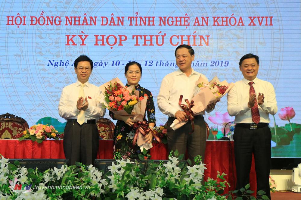Chủ tịch HĐND tỉnh Nguyễn Xuân Sơn và Chủ tịch UBND tỉnh Thái Thanh Quý tặng hoa và cảm ơn sự đóng góp của các ông, bà trong thời gian giữ chức vụ.