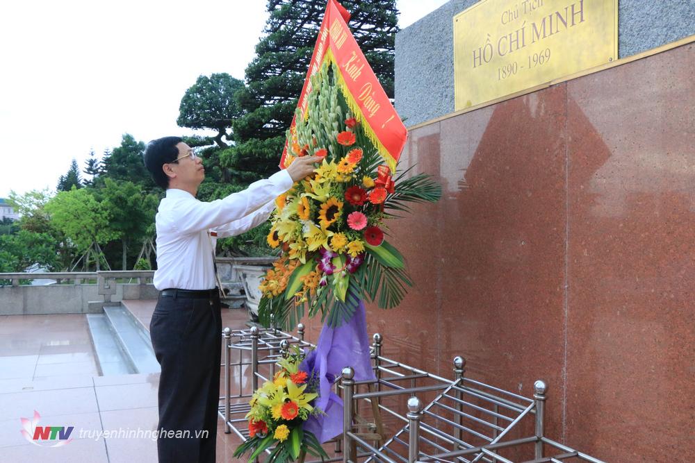 Đồng chí Nguyễn Xuân Sơn - Phó Bí thư Thường trực Tỉnh ủy, Chủ tịch HĐND tỉnh dâng lẵng hoa tươi lên anh linh Chủ tịch Hồ Chí Minh. 