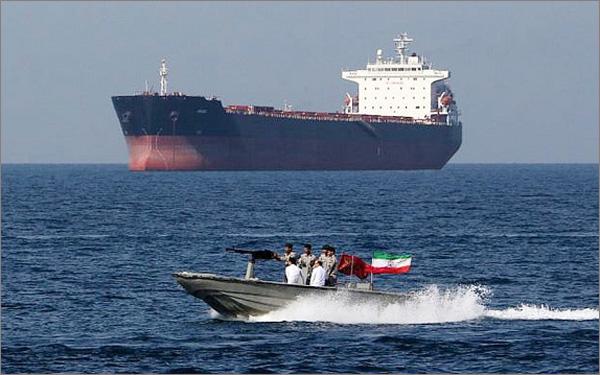 Lực lượng tuần tra của Iran tại eo biển Hormuz (Ảnh: Reuters)