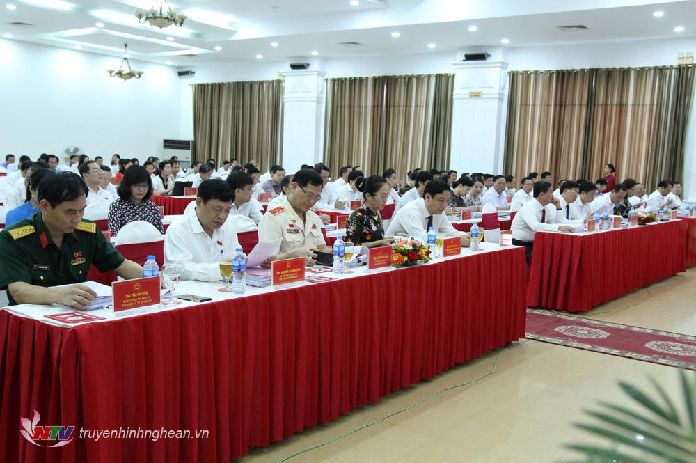 Các đại biểu tham gia kỳ họp. 