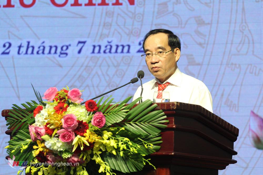 Ông Hoàng Viết Đường – Phó Chủ tịch HĐND tỉnh báo cáo nội dung các tờ trình, dự thảo, Nghị quyết do Thường trực HĐND tỉnh trình kỳ họp.