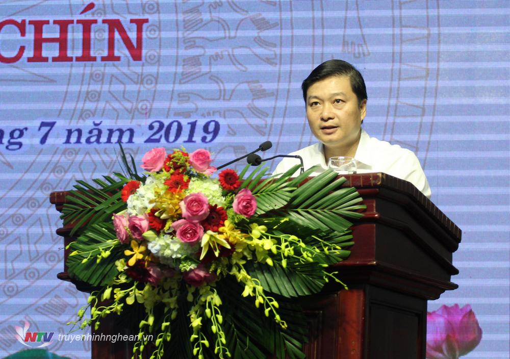 Đồng chí Lê Hồng Vinh - Ủy viên BTV Tỉnh ủy, Phó Chủ tịch UBND tỉnh báo cáo tình hình phát triển kinh tế - xã hội. 